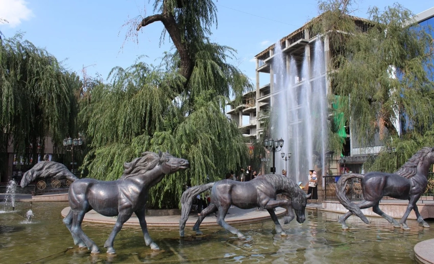 Любимый фонтан с бронзовыми лошадьми возле ЦУМа вернут на место