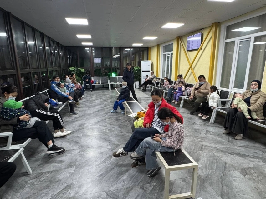 Чечейбаев посетил детские больницы Бишкека из-за всплеска обращений с ОРВИ и гриппом