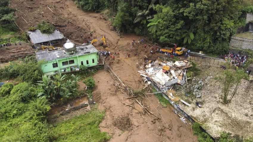 По меньшей мере 10 человек погибли в результате наводнений на острове в Индонезии