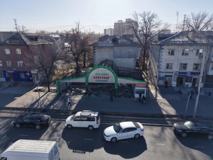 В Бишкеке начали снос одного из мини-рынков