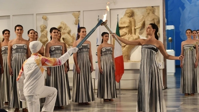 Олимпийский огонь Игр-2026 зажгли в Греции несмотря на непогоду