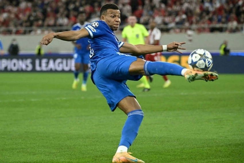 Мбаппе устанавливает рекорды, забив четыре гола в матче Лиги чемпионов