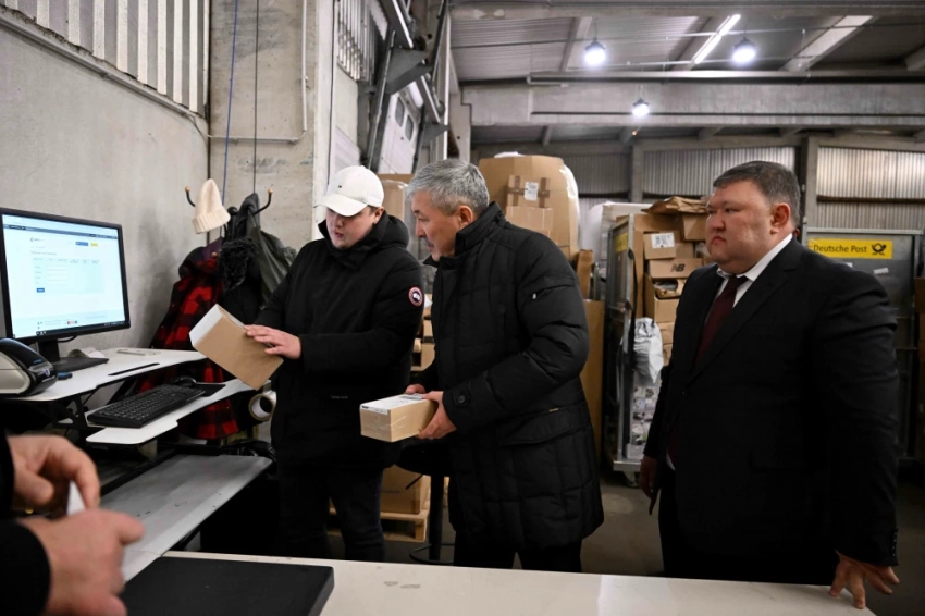 Главе кабмина показали международный логистический центр "Кыргыз почтасы" в Берлине