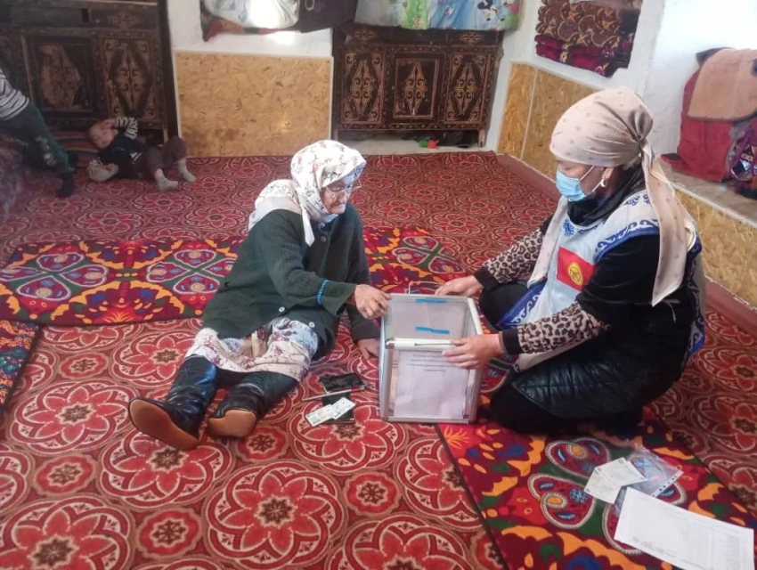 В Кыргызстане проходит голосование вне помещения