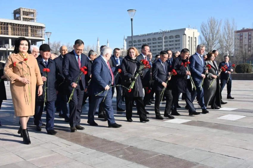 Делегация наблюдателей от Межпарламентской ассамблеи СНГ возложила цветы к Вечному огню