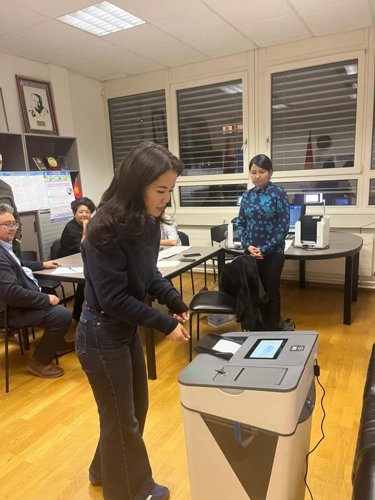 Как кыргызстанцы голосовали за рубежом. Фото