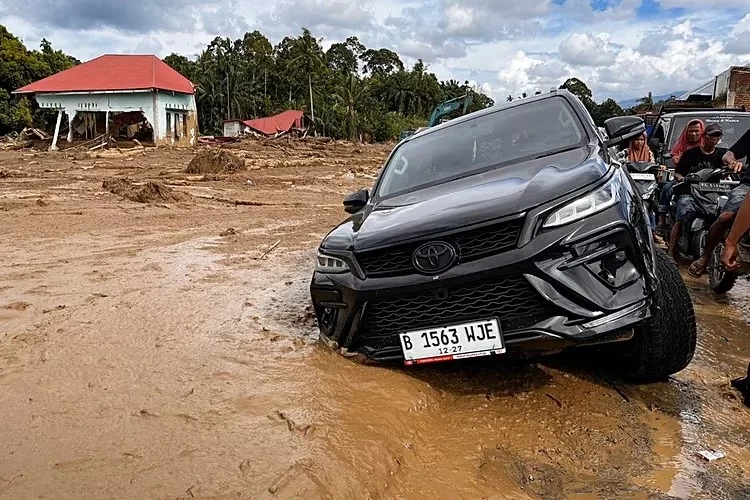 Число жертв наводнения в Индонезии превысило 500 человек