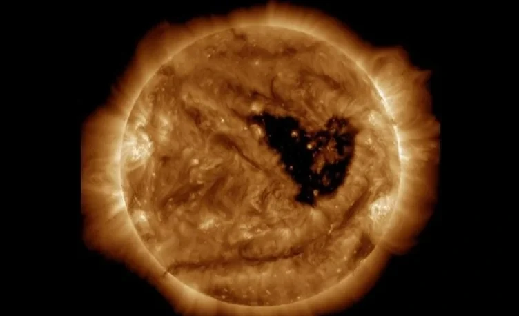 Одна из самых сильных вспышек за год произошла на Солнце