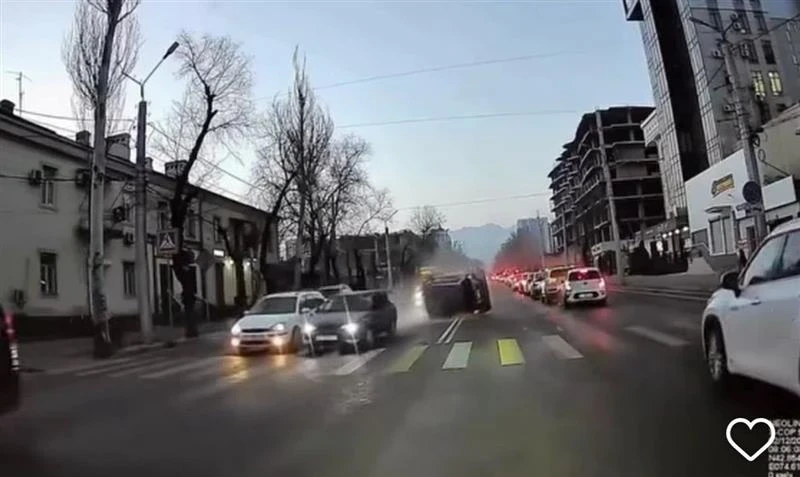 В Бишкеке "Хонда Фит" перевернулась и столкнулась с двумя авто