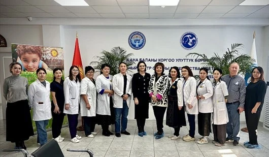 Фонд Help the Children-SKD отметил 18-летие и передал НЦОМиД помощь на 900 тыс. сомов