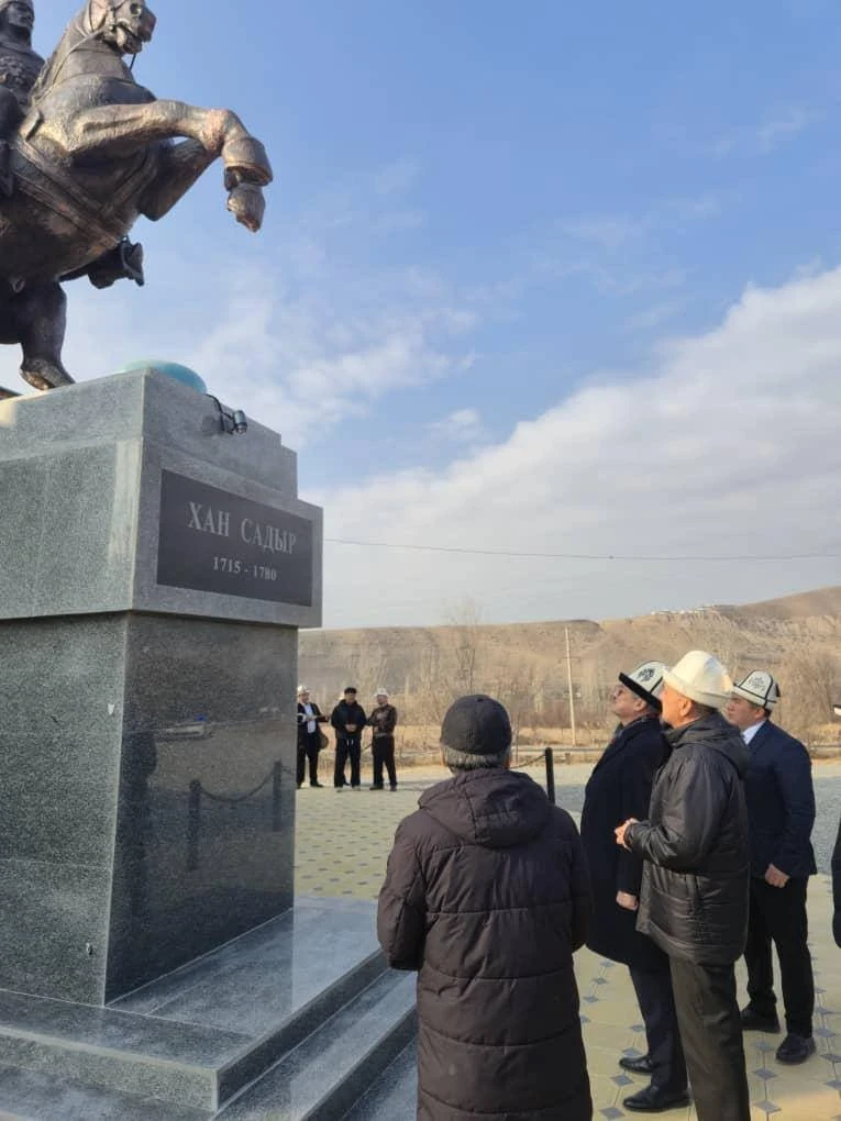 В Кыргызстане открыт памятник хану Садыру