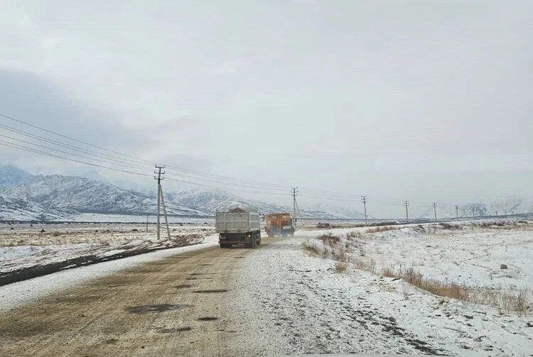 На перевалах Тоо-Ашуу и Отмок снегопад, на Долоне и Ала-Беле ограничили движение