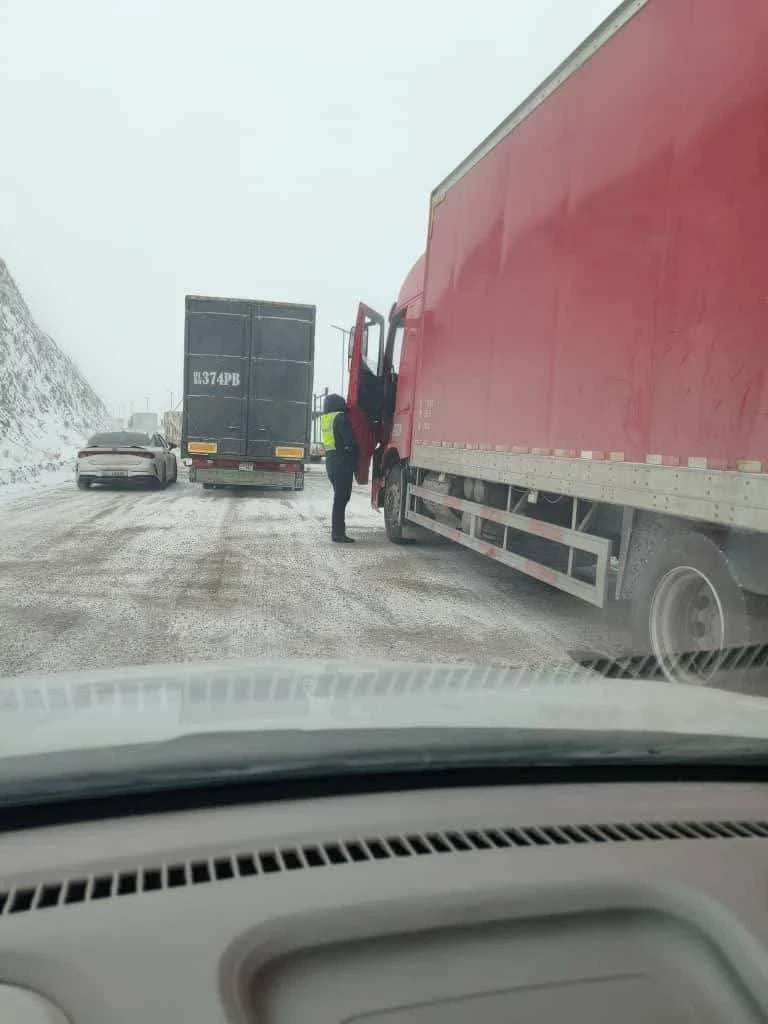На перевале Долон ограничили движение грузовиков из-за снегопада