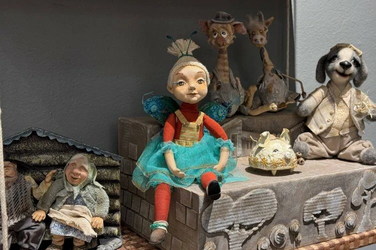«Коварная овца» и душа из лоскутов: уникальная выставка кукол в Бишкеке