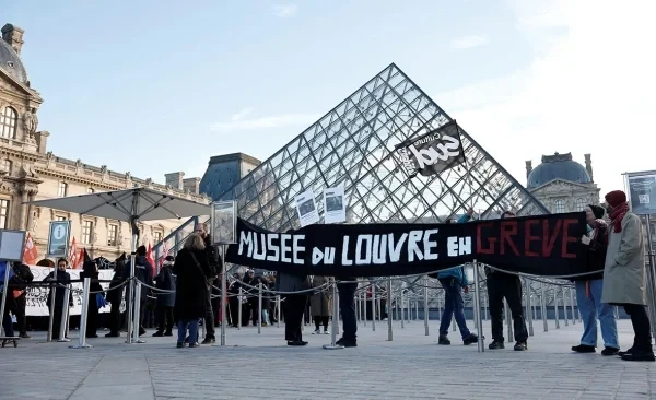 Лувр в Париже закрыли из-за забастовки сотрудников