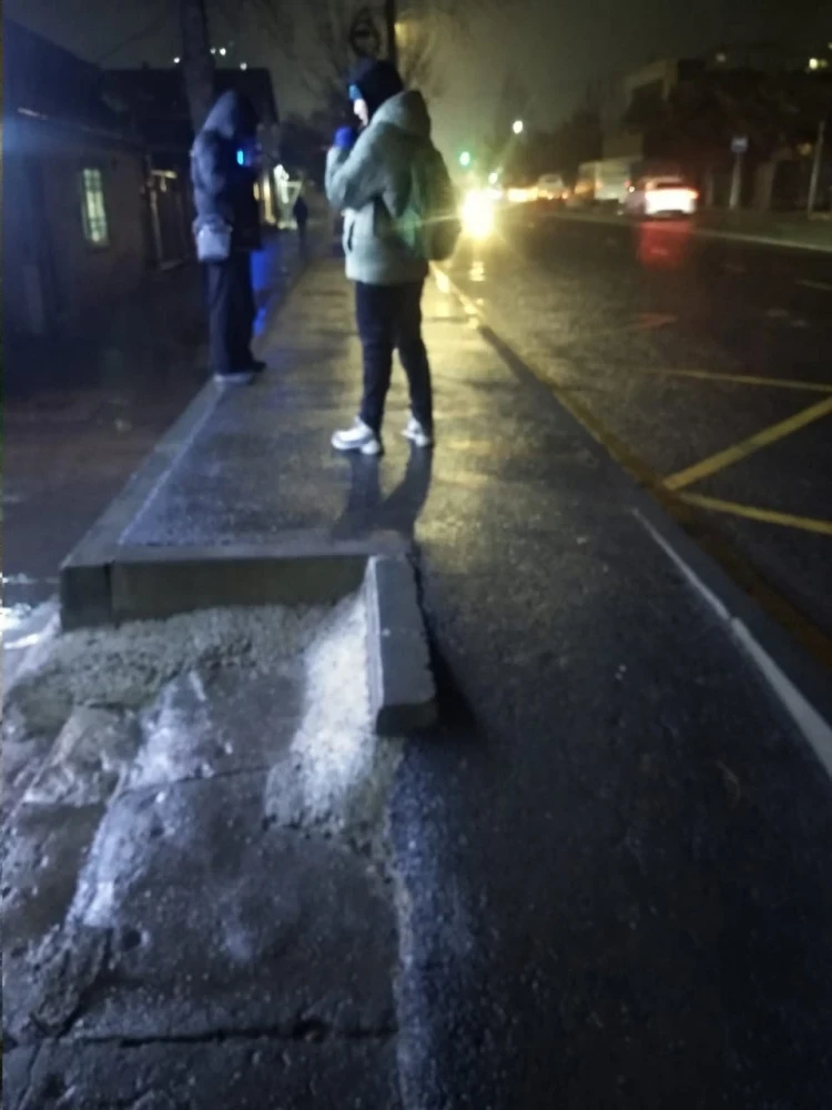 Горожане пожаловались на состояние остановок на улице Ахунбаева. В мэрии им ответили