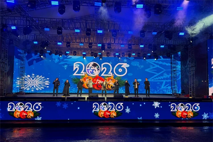 Музыка и танцы под открытым небом: новогодняя атмосфера на площади Ала-Тоо