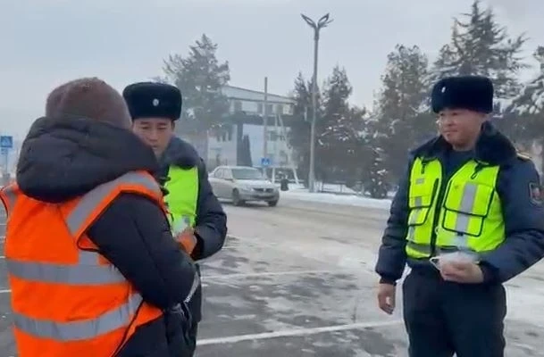 В Таласе сотрудники УВД угостили работников "Тазалык" горячим кофе