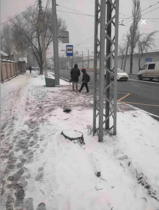 "Негде укрыться от дождя и снега". Горожане просят восстановить снесенные остановки