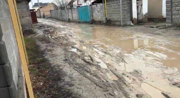 "Асфальта нет, везде грязь". Жители "Ак-Тилека-2" рассказали о проблемах с дорогами