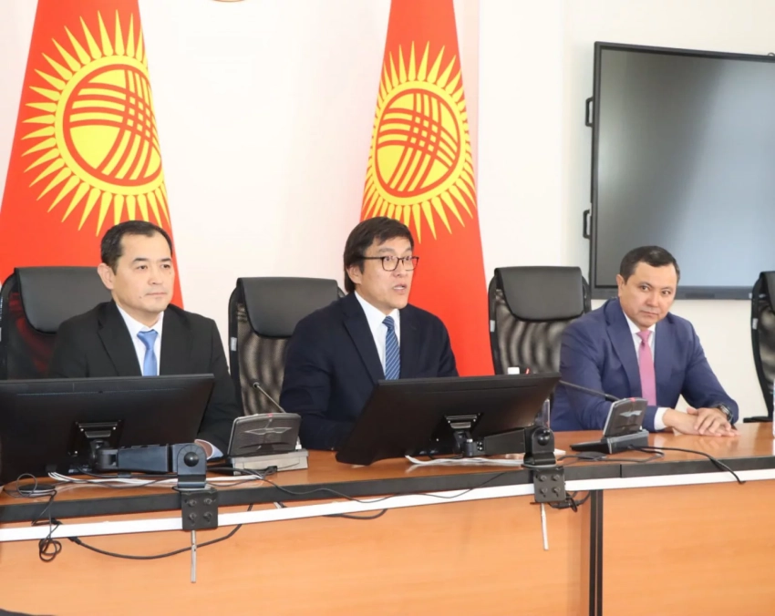 Эдиль Байсалов представил коллективу Минздрава и.о. министра