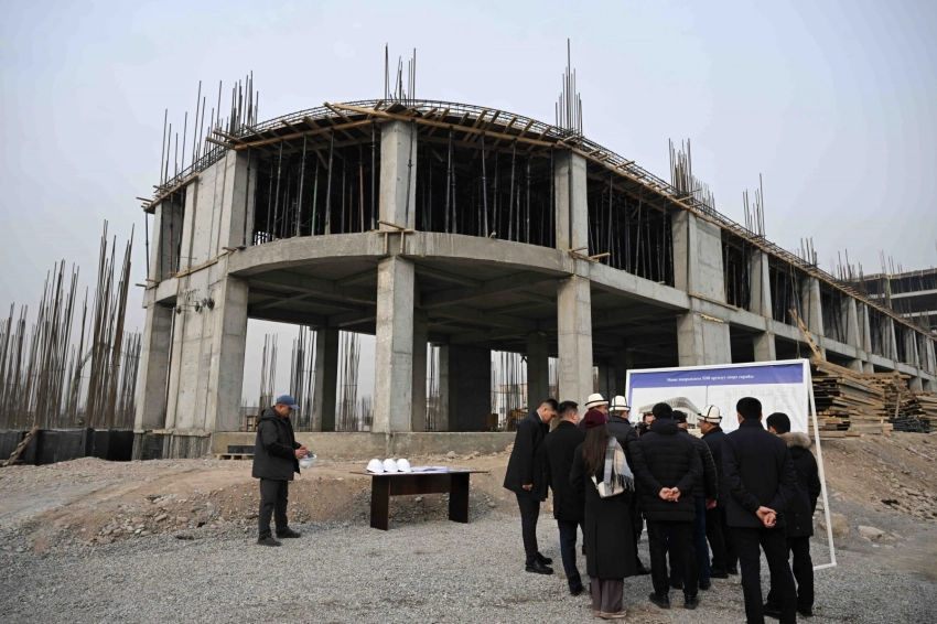 Глава кабмина проверил строительство крупных соцобъектов в Манасе