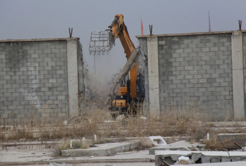 Мэрия Бишкека начала снос забора вокруг посольства КНР