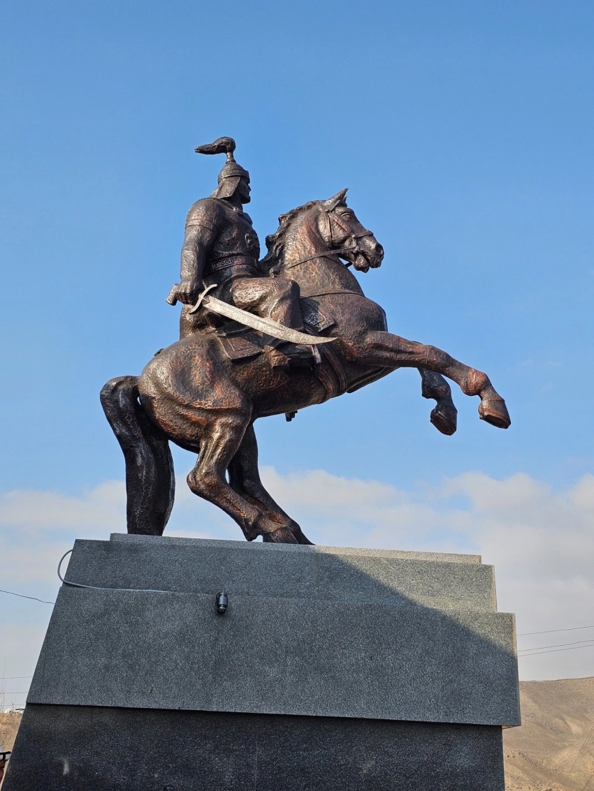 В Кыргызстане открыт памятник хану Садыру