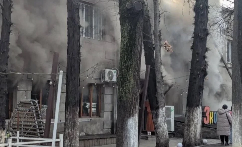 Женщина пострадала при пожаре в центре Бишкека