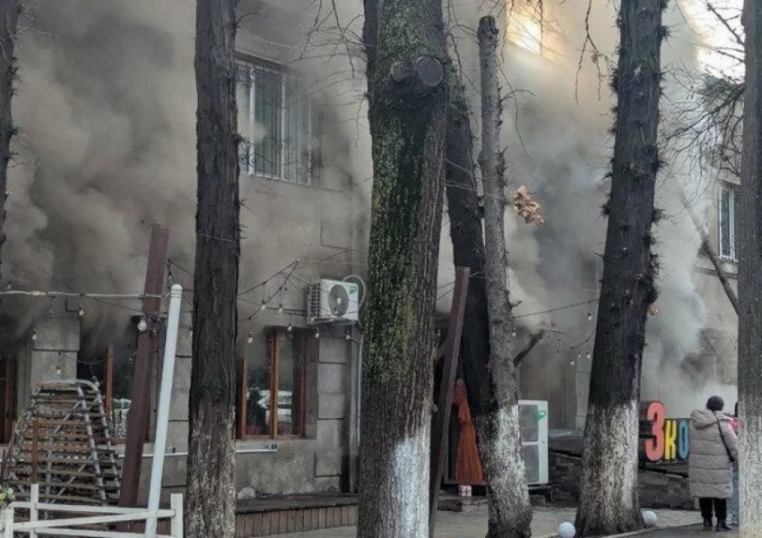 В Бишкеке загорелся жилой дом на бульвар Эркиндик