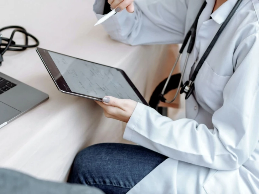 Минздрав КР приостановил работу 263 частных клиник