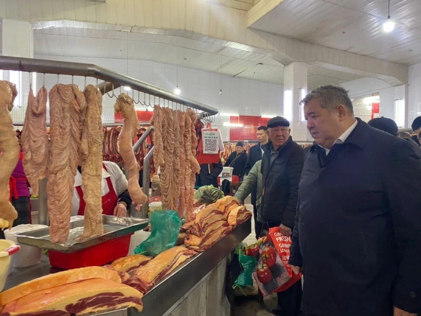 На Ошском рынке проверили цены на мясо