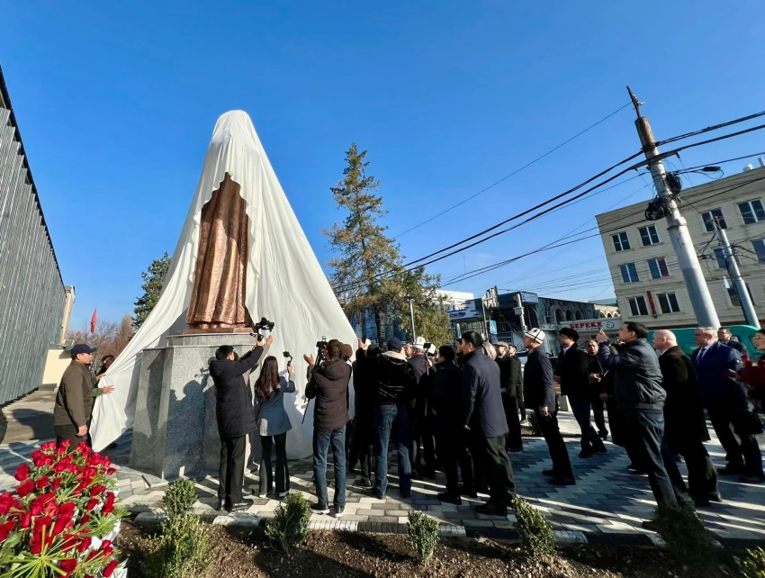 В городе Ош торжественно открыли памятник Алишеру Навои