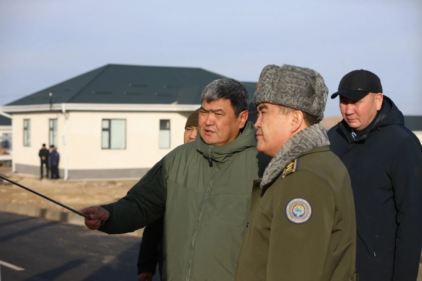Глава ГКНБ проинспектировал качество новых домов в селе Достук