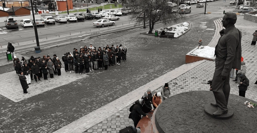 Волонтеры «Евразии» почтили память Чынгыза Айтматова в День национальной литературы