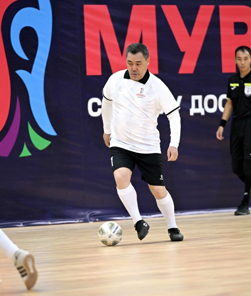 Садыр Жапаров играет в футбол и между матчами подписывает документы
