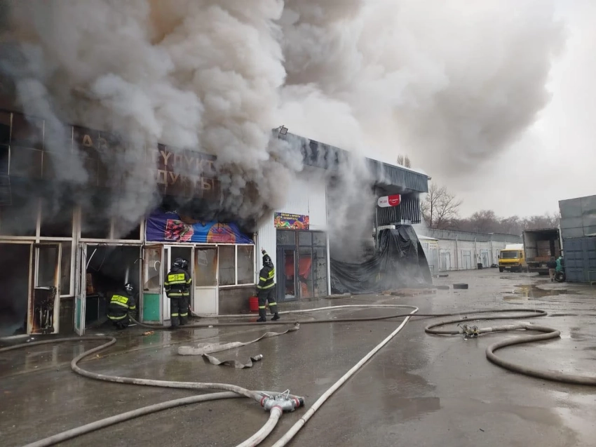 В Бишкеке на рынке «Азиз» произошел пожар