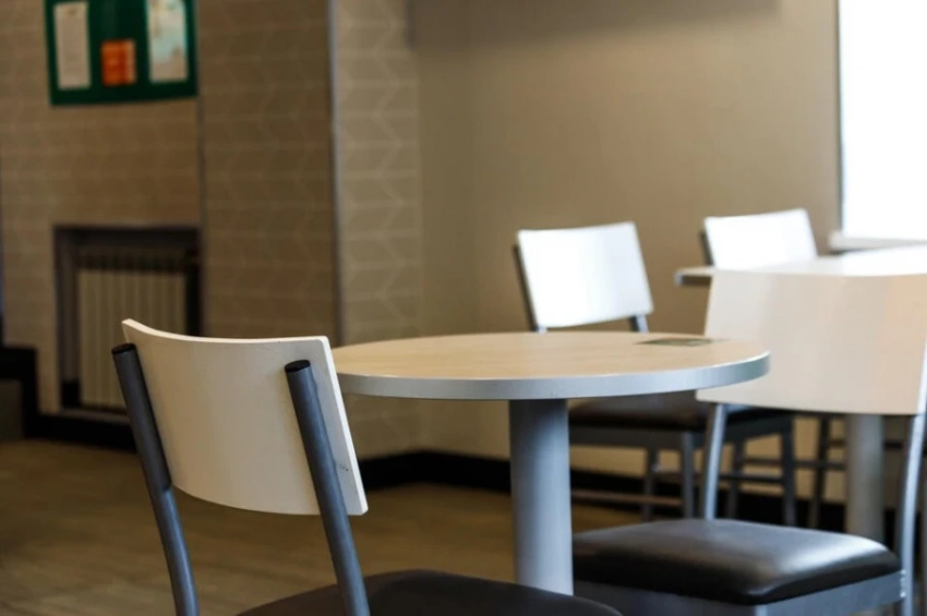 Три девушки устроили дебош в бишкекском кафе