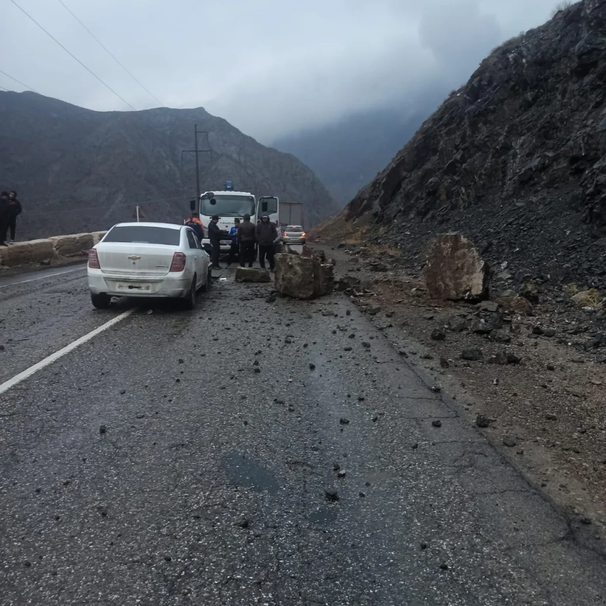 Камнепад на трассе Бишкек–Ош ликвидирован, движение полностью восстановлено
