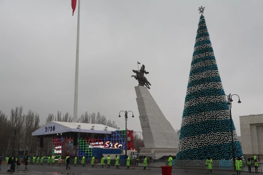 Главную елку страны зажгут сегодня: порядок обеспечит тысяча милиционеров