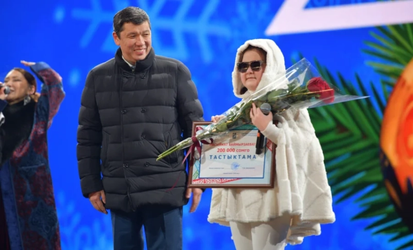 Мэр Бишкека вручил 200 тыс. сомов горожанке на проведение операции