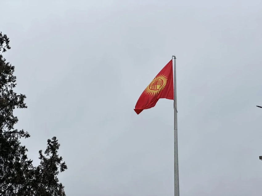 В Баткене подняли государственный флаг на новом 35-метровом флагштоке