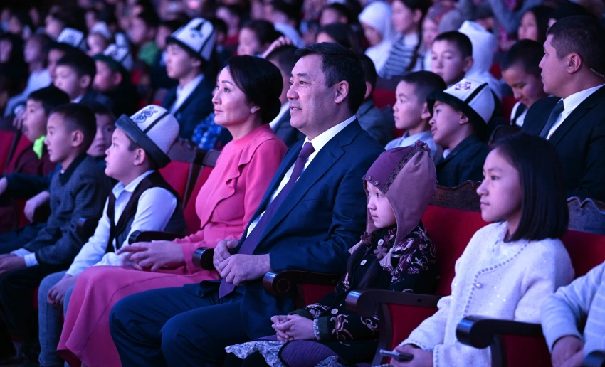 На президентскую елку в Бишкек вылетели 30 детей из Баткенской области