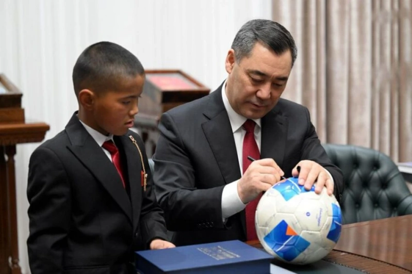 Дети шли в школу сквозь метровый снег – Садыр Жапаров вручил им подарки