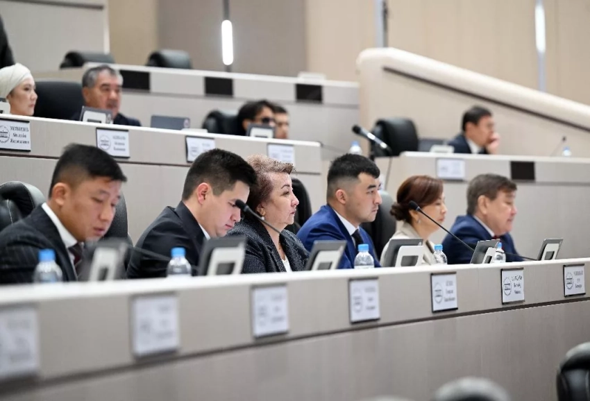 В парламенте Кыргызстана утверждена его структура, избраны вице-спикеры и главы комитетов