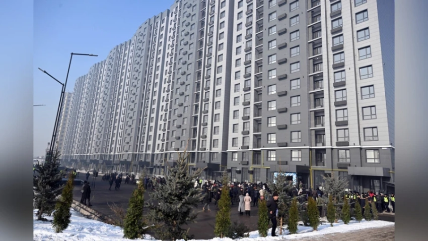 Депутатам ЖК купили новые автомобили, сделали ремонт и пообещали квартиры