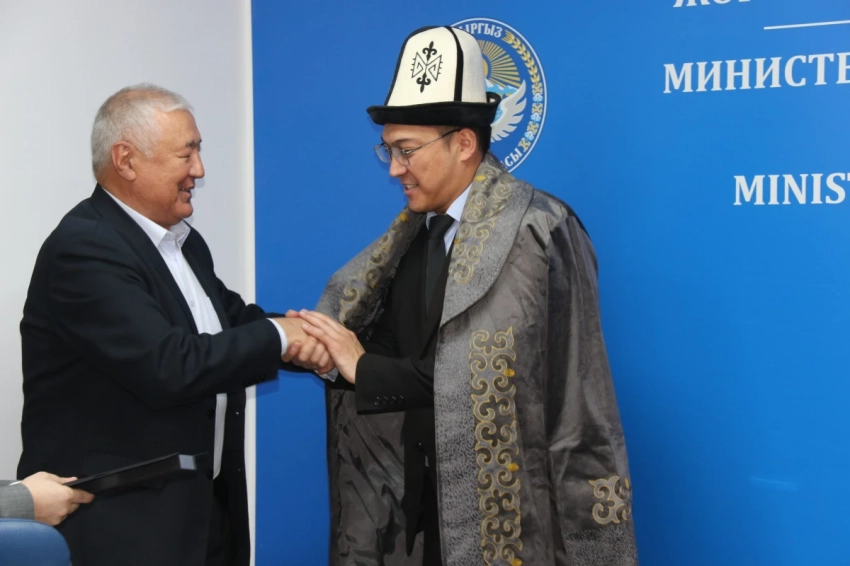 Уволенному за пьяное вождение министру науки устроили проводы