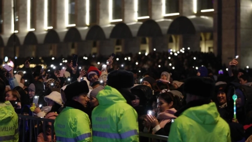 Милиционеры хотели без билетов попасть на концерт Jay Sean в Бишкеке