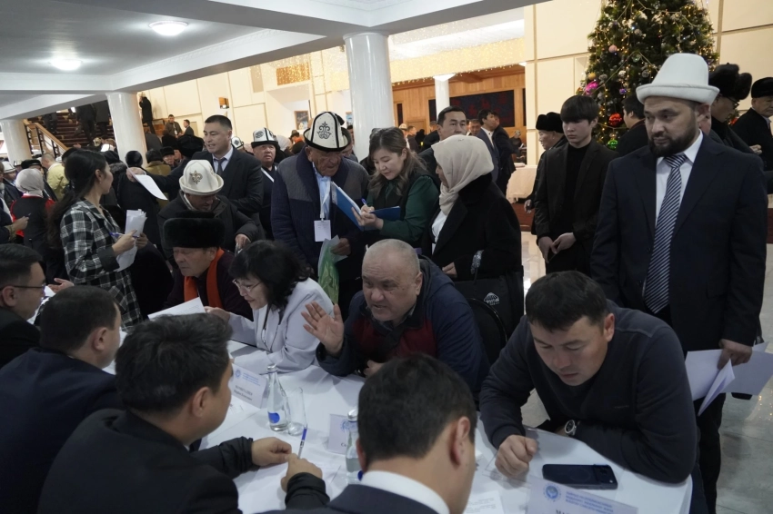 В Бишкеке делегаты Народного курултая встречаются с представителями министерств