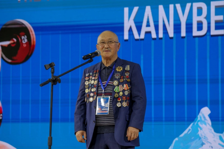 В Бишкеке проходит международный турнир по тяжелой атлетике